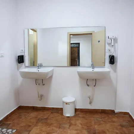 Hill Albergue Berati